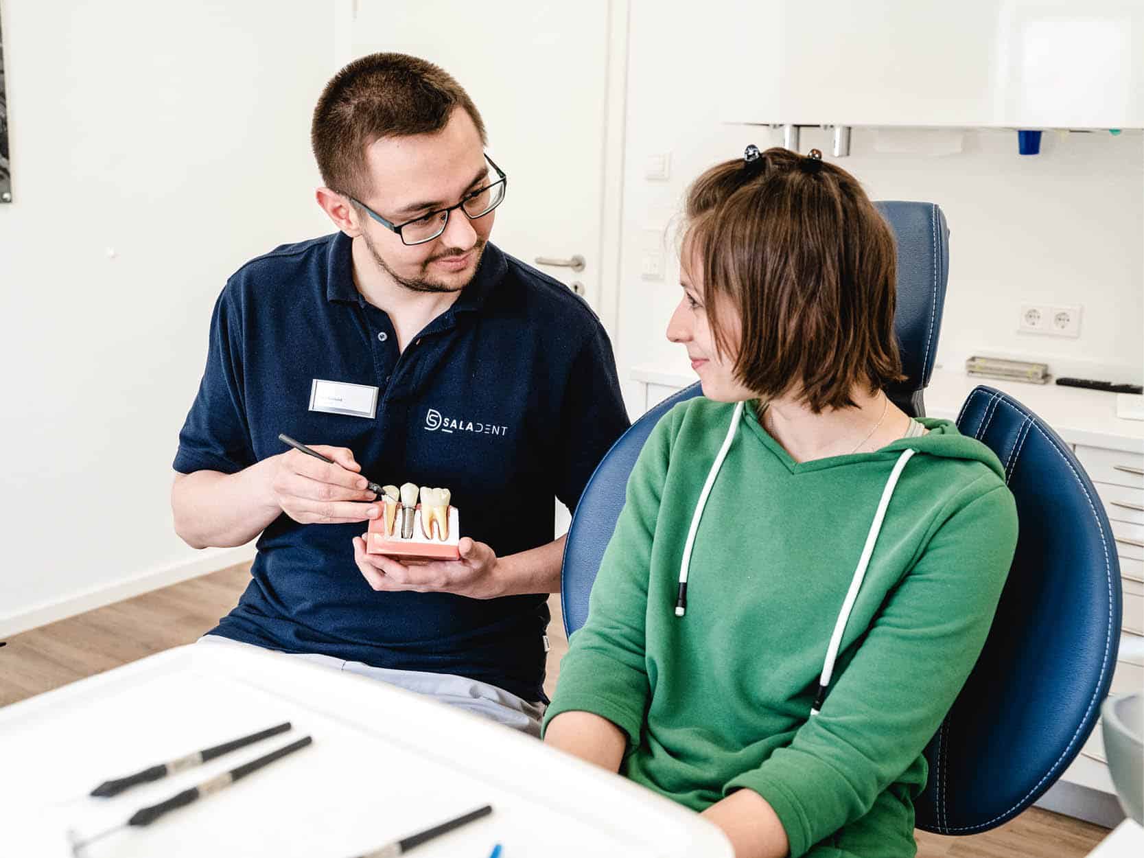Zahnarzt Franz Ruhland berät Patientin zu Implantaten