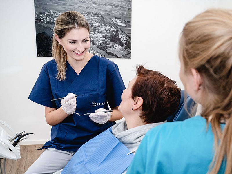 Zahnärztin Nikolina Macanovic berät Patientin zur Zahnästhetik