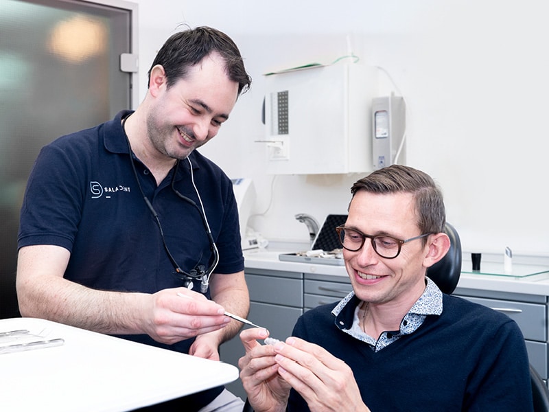 Dr. Christian Lichthardt berät einen Patienten