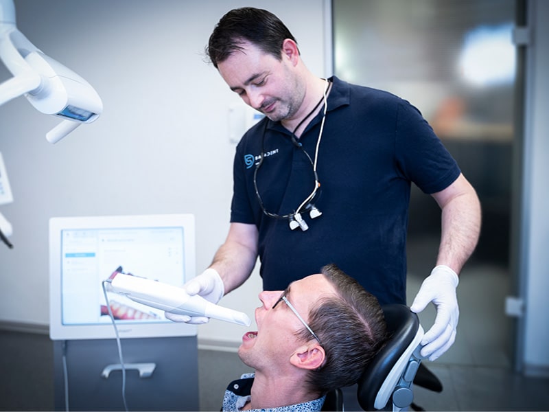 Dr. Christian Lichthardt beim Anfertigen eines oralen 3D-Scans